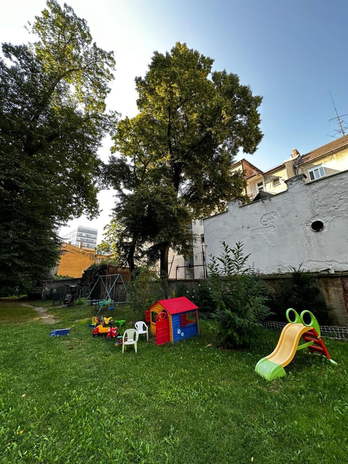 Urban Zenhouse No.2 - Breakfast Included Apartment Bratislava Bagian luar foto